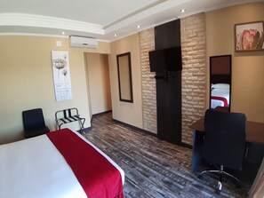 Hypo-allergenic bedding, memory foam beds, in-room safe, desk - Citystay Ladybrand (Mantsopa)