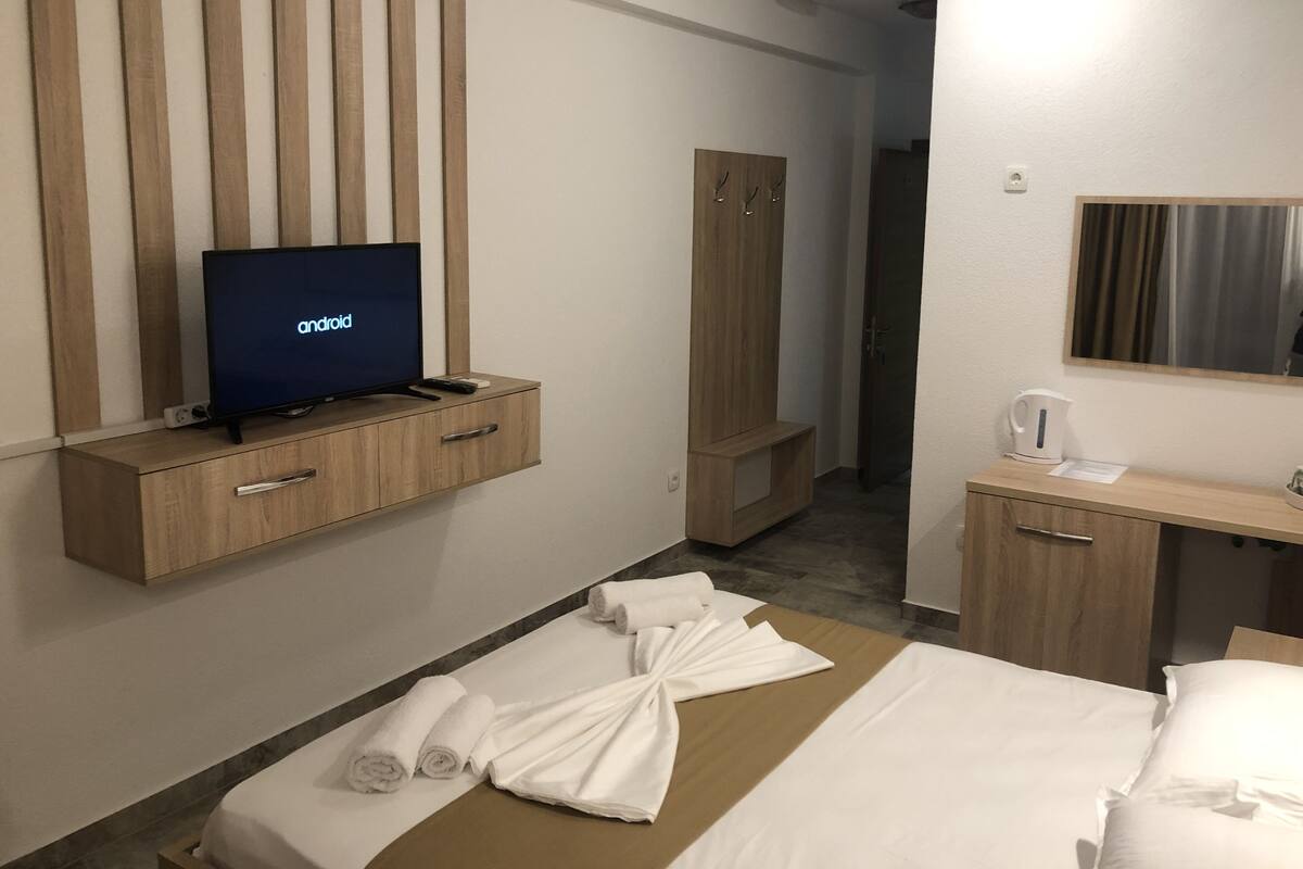 Desk, soundproofing, free WiFi, bed sheets