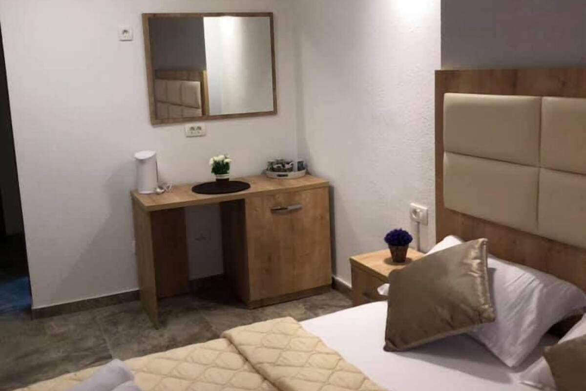 Desk, soundproofing, free WiFi, bed sheets