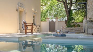 Luxury-Suite, 1 Schlafzimmer (Daphne) | Zimmersafe, individuell dekoriert, Verdunkelungsvorhänge