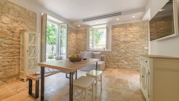 Luxury-Suite, 1 Schlafzimmer (Nespola) | Essbereich im Zimmer