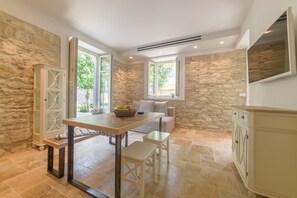 Luxury-Suite, 1 Schlafzimmer (Nespola) | Essbereich im Zimmer