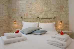 Suite de lujo, 1 habitación (Daphne) | Caja fuerte, decoración individual, cortinas opacas