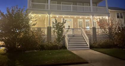 Gorgeous 5BR 3BA home, close to beach, town + playground; full linen service