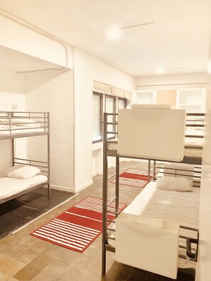 Tabla de planchar con plancha, wifi gratis y ropa de cama 