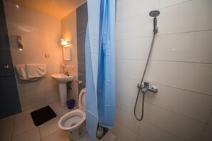 Habitación doble Confort | Baño | Amenidades de baño gratuitas, secadora de cabello, batas 