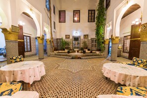 Coin salon dans le hall