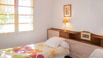 4 bedrooms, iron/ironing board, WiFi