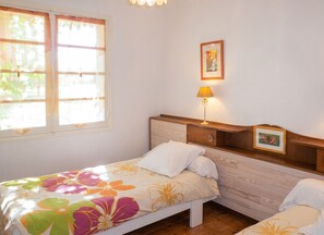 4 bedrooms, iron/ironing board, WiFi