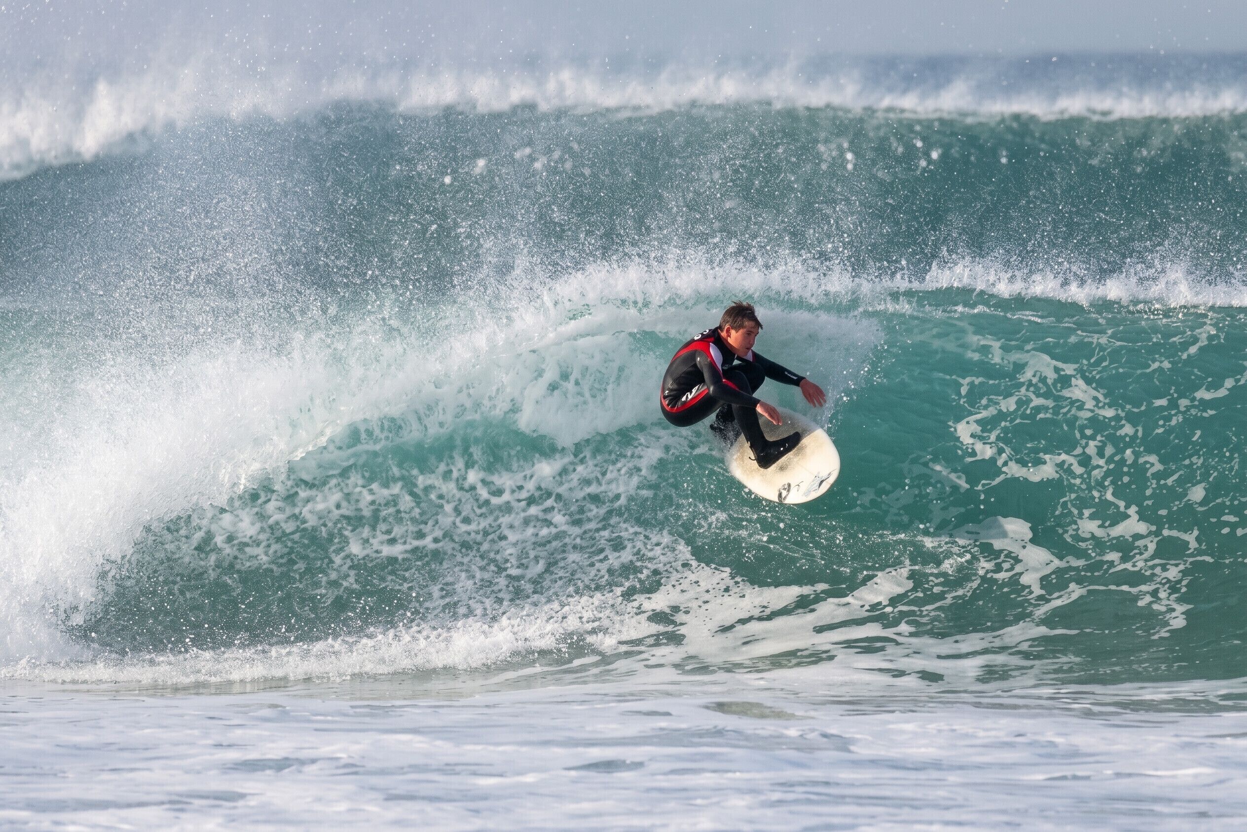 Un surfista montando una ola.