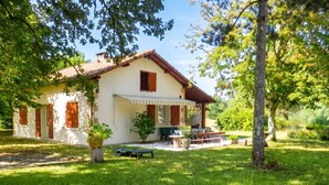 A house with a patio, a dining table, and chairs. - Homerez - Cozy House in Vielle-Saint-Girons (Vielle-Saint-Girons)