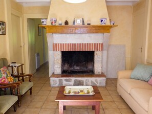 TV, fireplace - Homerez - Cozy House in Vielle-Saint-Girons (Vielle-Saint-Girons)