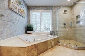 Shower, towels - Spacious Home 2 Masters Golf / Lagoon Views (with dock)  Ideal for Big Family (Hilton Head)