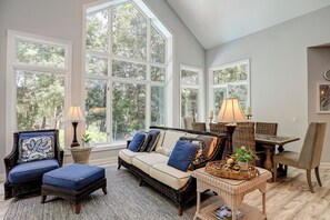 Téléviseur, table de ping-pong