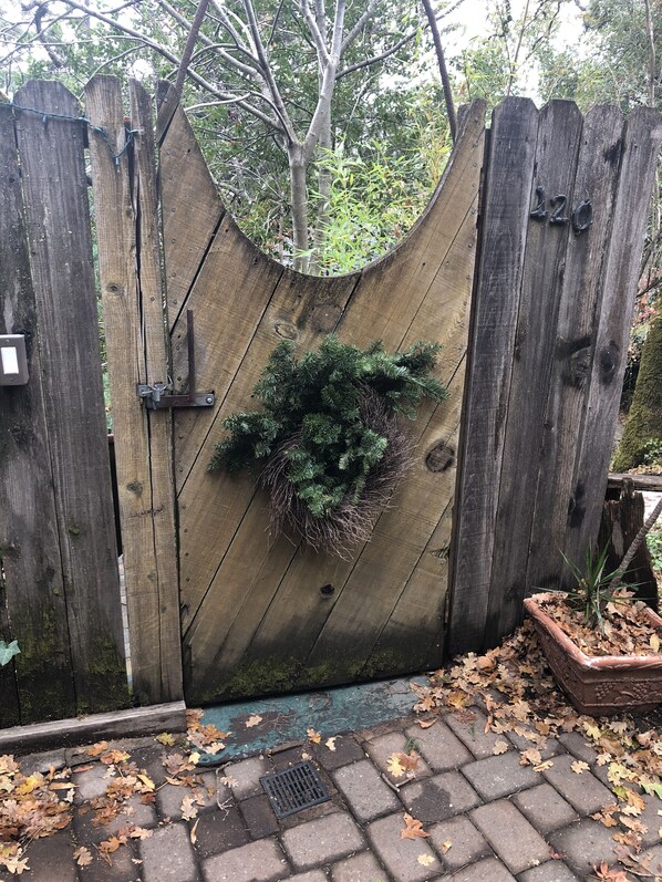 Exterior detail - Awesome views, Eclectic, charming cottage (Fairfax)