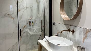 Shower, hair dryer, towels