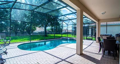 10 minutes de Disney! ĂlĂ©gant 6BR / 4BA avec piscine privĂ©e dans la communautĂ© de villĂ©giature.