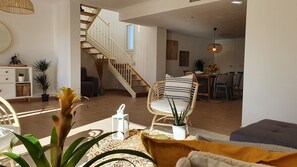 TV - Duplex overlooking pools and mountains in Altaona Golf (Murcia)