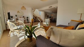 TV - Duplex overlooking pools and mountains in Altaona Golf (Murcia)