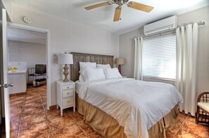 1 bedroom, desk, iron/ironing board, WiFi - Upstairs unit w Pool view, enclosed porch & workspace (St Pete Beach)