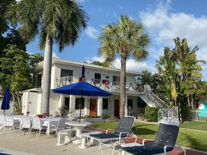 Outdoor dining - Pool view.  Upstairs unit & workspace (St Pete Beach)
