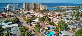 Gulfside Resort. Suite 10 'Cool Pool'
