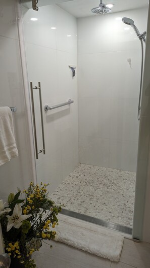 SĂšche-cheveux, serviettes fournies, papier toilette