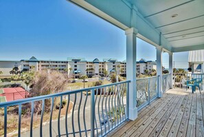 Property grounds - Charming 8BR home w/ hot tub & game room (Miramar Beach)