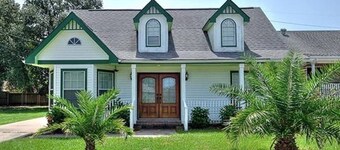 Private Guest House Near Downtown 