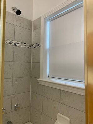 Toalhas de banho, sabonete, shampoo, papel higiênico