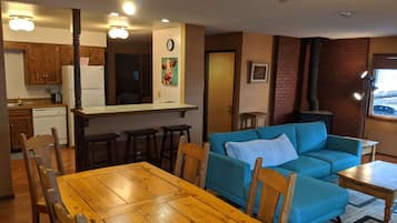 Televisión, libros y videoteca