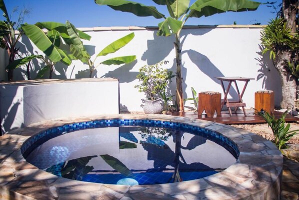 Tina de hidromasaje al aire libre