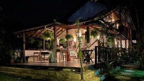 A house with a pool, covered patio, and outdoor seating area. - Planeta Banana B&B (Paraty)