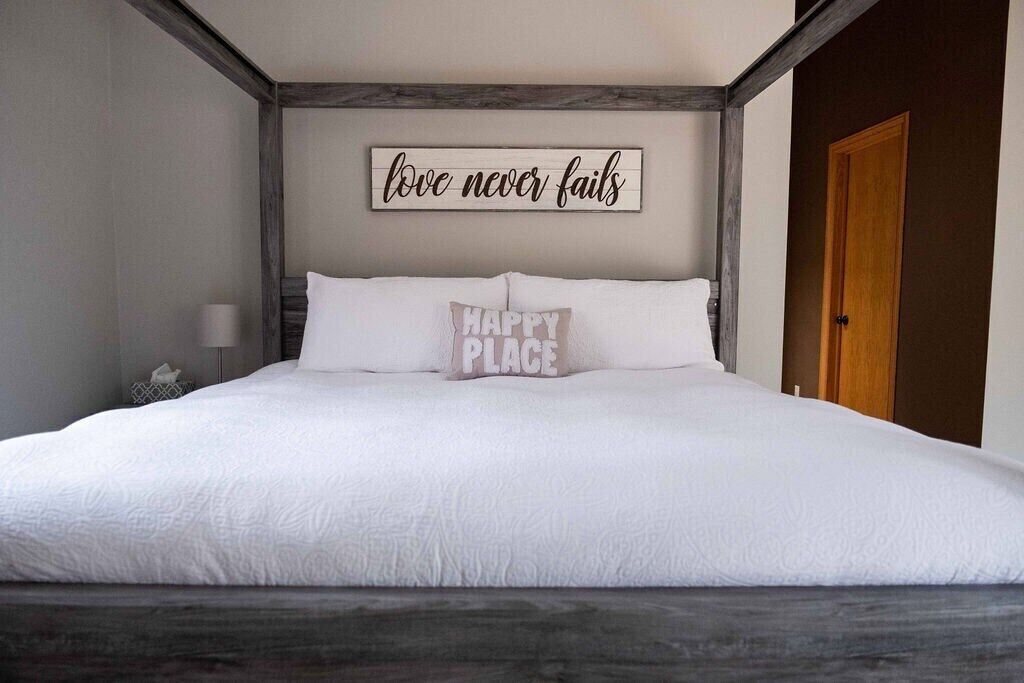 4 dormitoris, planxa i posts de planxar i un bressol de viatge 