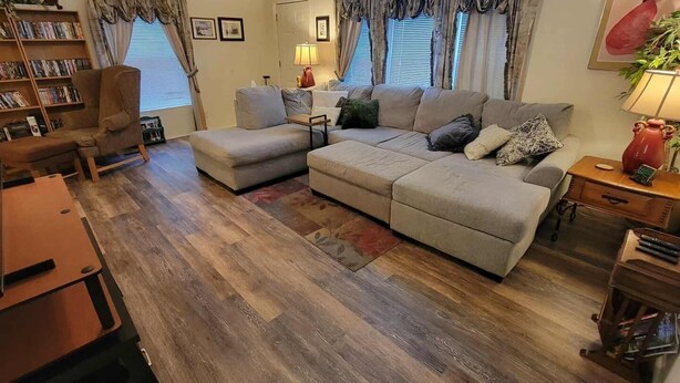 A living room with a sofa, armchair, and a small table with a lamp. - Beth`s Chalet in Pinetop (Pinetop)