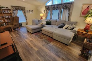 A living room with a sofa, armchair, and a small table with a lamp. - Beth`s Chalet in Pinetop (Pinetop)