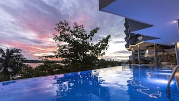 Piscina externa, funciona das 8h às 18h, guarda-sóis, espreguiçadeiras