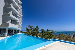Outdoor pool, open 8:00 AM to 6:00 PM, pool umbrellas, sun loungers - Grand Sirenis San Andres (San Andrés)