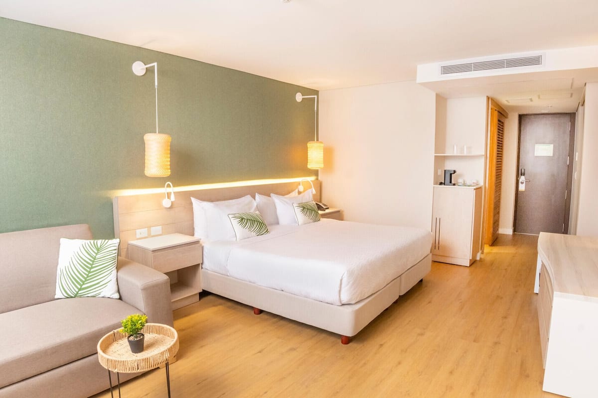 Luxe beddengoed, een minibar, een kluis op de kamer, een bureau