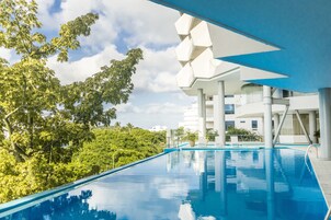 Εξωτερική πισίνα, ομπρέλες πισίνας, ξαπλώστρες