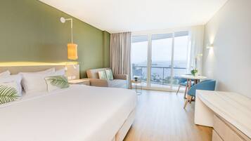 HabitaciĂłn Doble EstĂĄndar con vista al mar | Premium bedding, minibar, in-room safe, desk