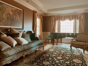 TV, caminetto, tavolo da calcetto, tavolo da ping pong