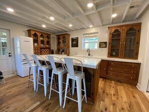 Fridge, microwave, dishwasher, coffee/tea maker - Monthly Rental Well Appointed Cottage in the Heart of WA near DT Chs & Beaches. (Charleston)