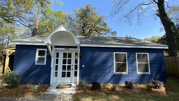 A single-story house with a white front door, a small porch, and a mailbox. - Monthly Rental Well Appointed Cottage in the Heart of WA near DT Chs & Beaches. (Charleston)