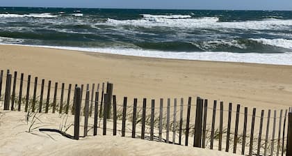Oceanside Beach Cottage! Steps to the ocean! Great Location! Kitty Hawk, NC