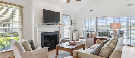 Télévision, cheminée