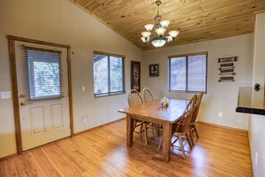 Dining - Garita Cabin in Bison Ridge (Show Low)