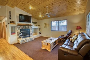 TV, fireplace - Garita Cabin in Bison Ridge (Show Low)