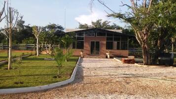 Casa de campo família, 2 quartos | Edredons de pluma, ferros/tábuas de passar roupa, Wi-Fi de cortesia