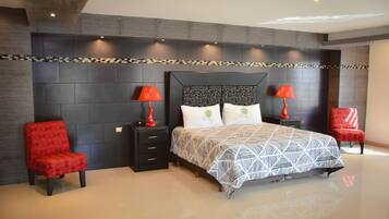 Suite de lujo, 2 habitaciones, en esquina | 2 habitaciones, edredón, tabla de planchar con plancha y wifi gratis